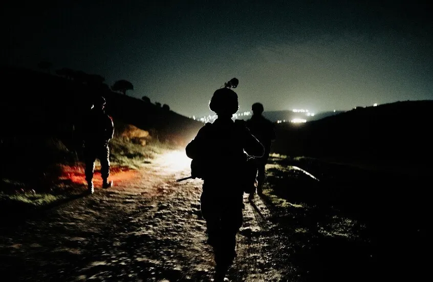 بموافقة إسرائيلية.. عناصر من “ميليشيا أبو شباب” يشاركون في عمليات التفتيش بمعبر رفح